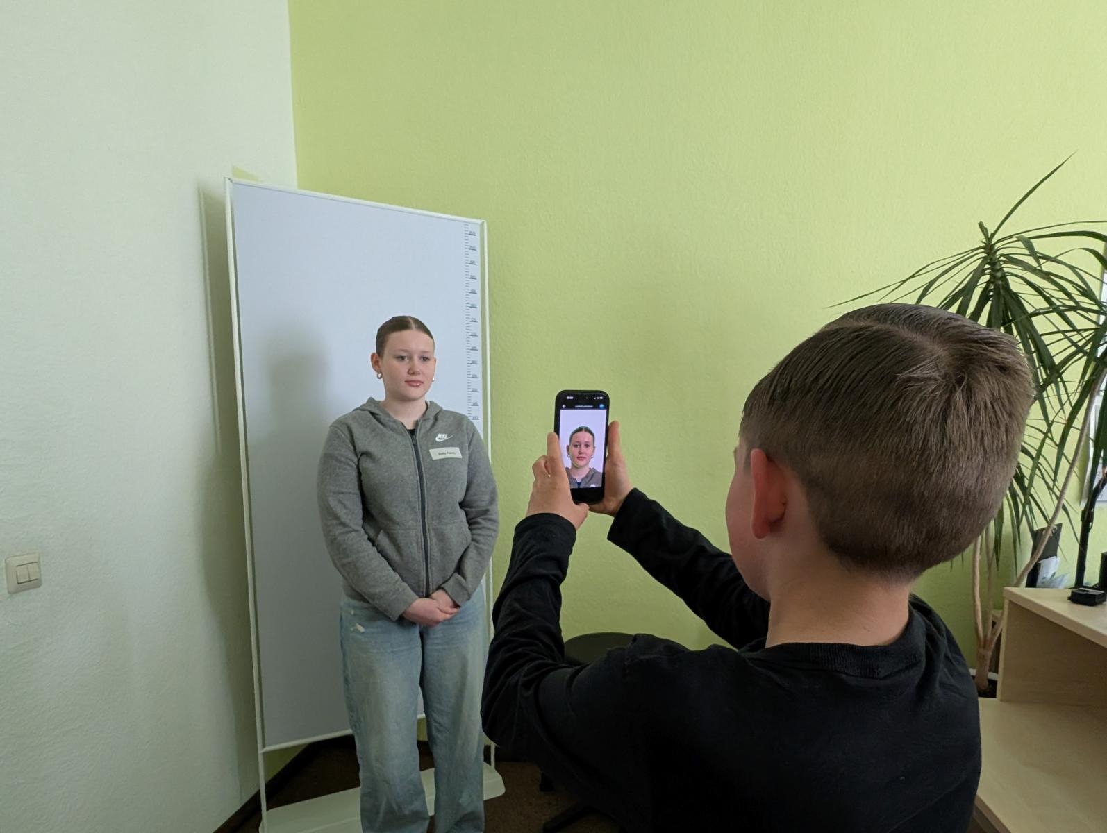 Bild: Personalausweis - Schritt 1: Foto machen. Foto: Stadt Calau / Jan Hornhauer