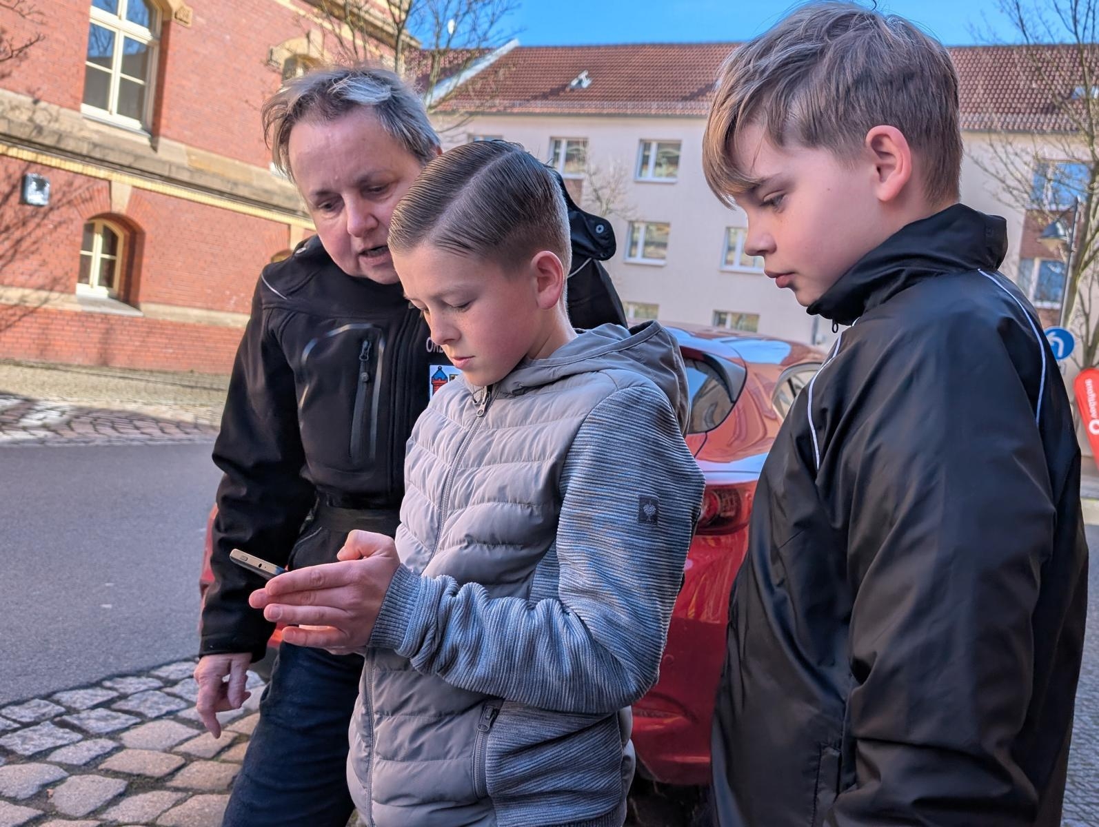 Bild: Auch Emil Giedow (Mitte) durfte ein