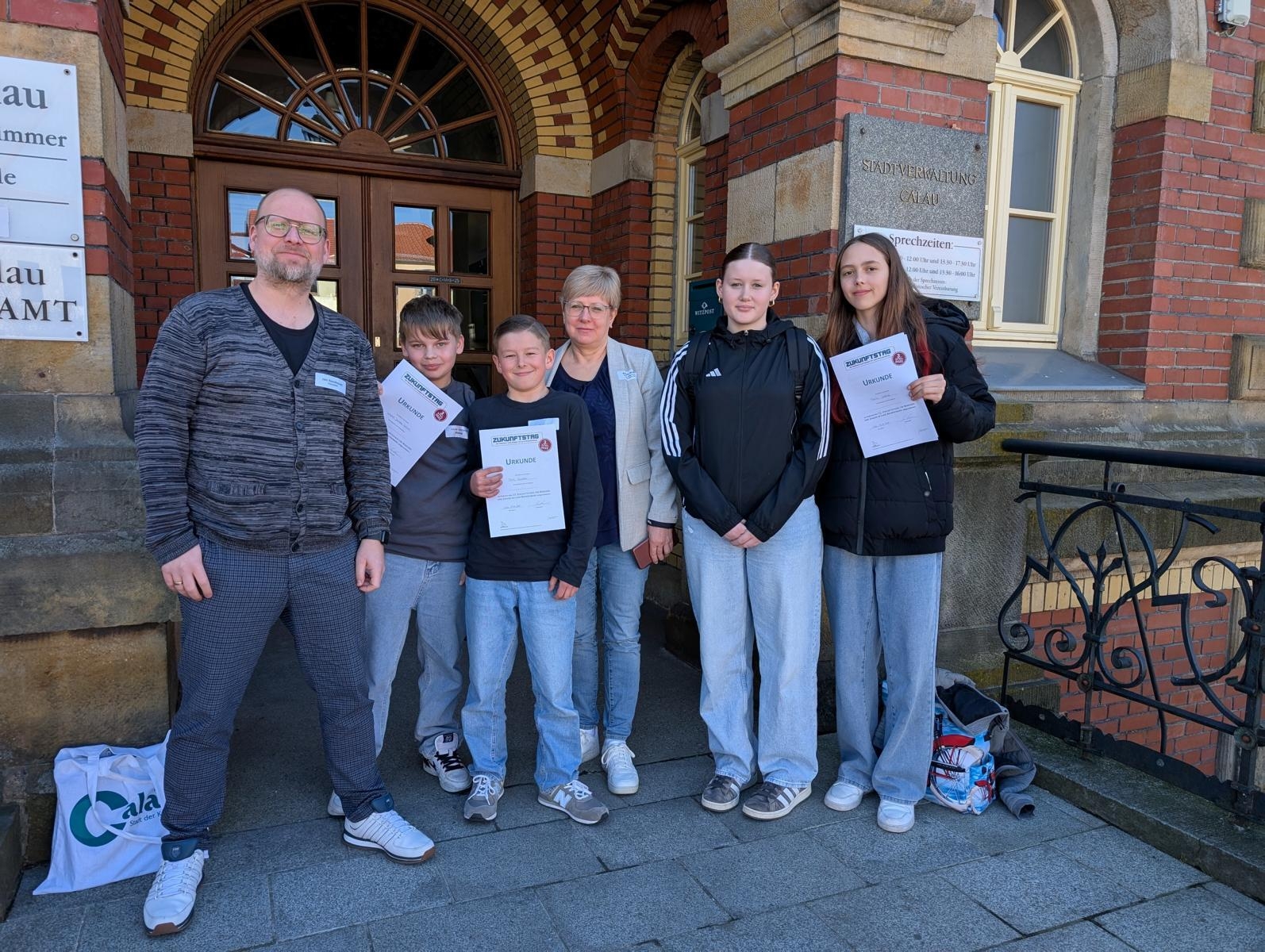 Bild: Abschlussfoto (von rechts): Marie Jochim, Emily Polenz, Beate Matzke (stv. Bürgermeisterin), Emil Giedow, Lucas Jerome Weise und Jan Hornhauer (Pressesprecher Stadt Calau. Foto: Stadt Calau / Zinke