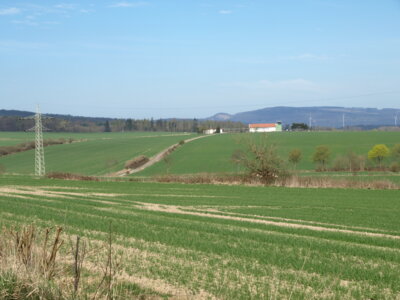 Blick Richtung Norden mit Flugplatz  (Bild vergr&ouml;&szlig;ern)