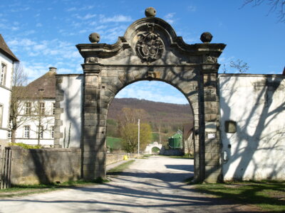 Einfahrtstor zum Schloss und Gut  (Bild vergr&ouml;&szlig;ern)