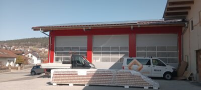 An der Fassade des neuen Prackenbacher Feuerwehrhauses erstrahlt schon die Farbe Rot.  (Bild vergr&ouml;&szlig;ern)