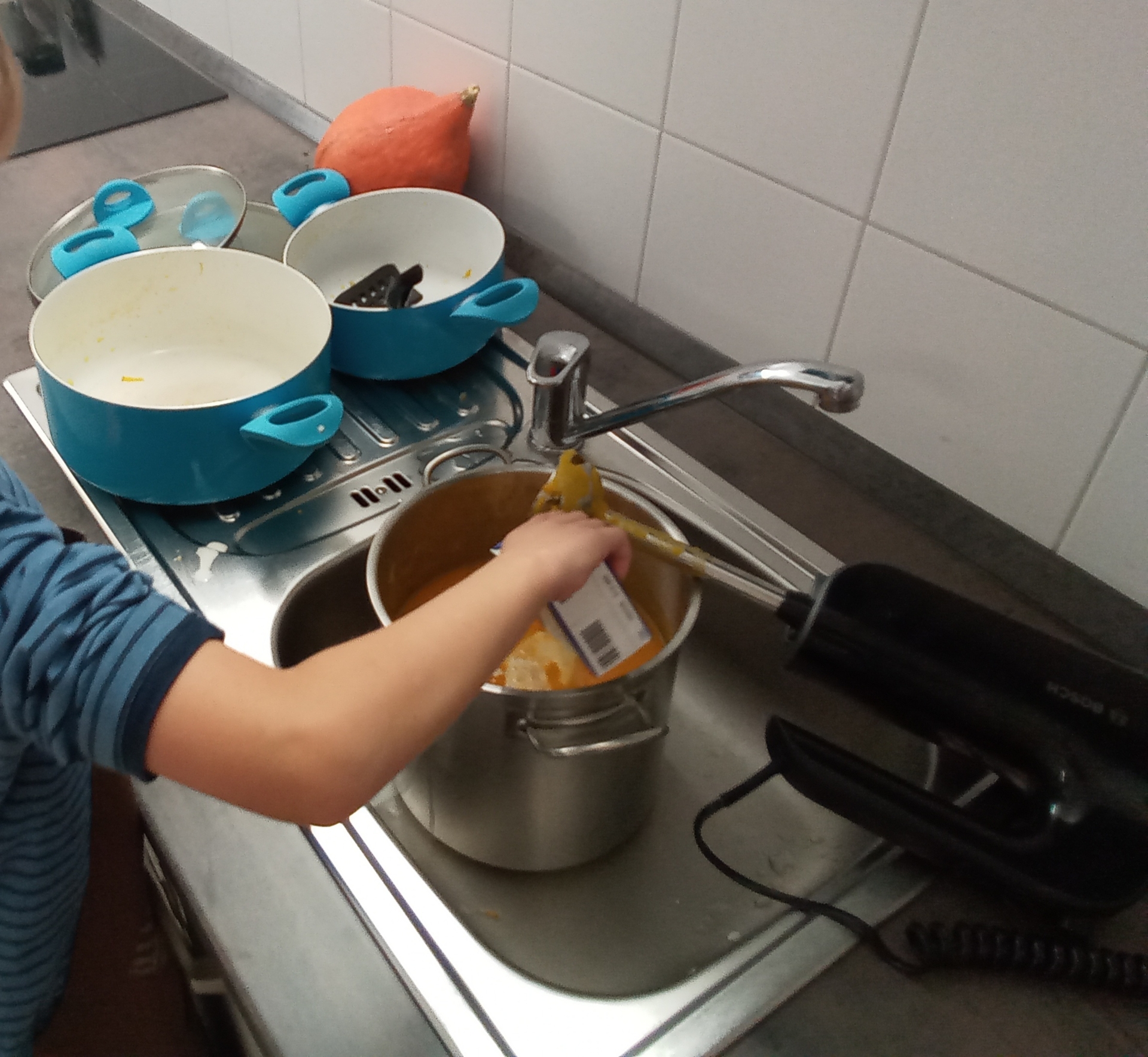 Bild: damit die Kürbissuppe noch leckerer wird, kommt ein Schuß Sahne in den Topf