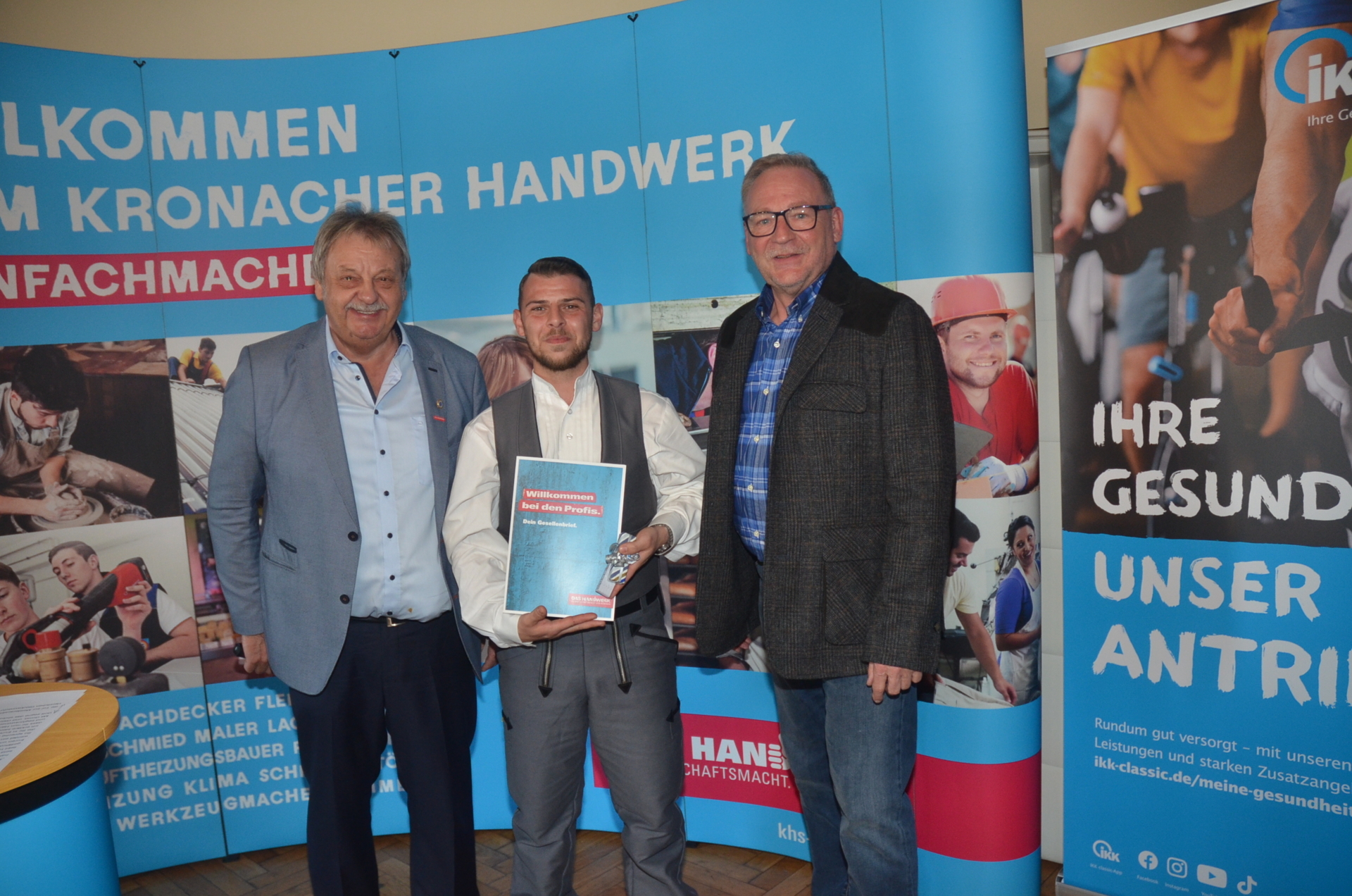 Bild: Maurer Antonio Civale mit Obermeister Richard Eichhorn (Bau-Innung Kronach)