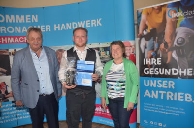 Dachdecker Leon Daum mit Obermeisterin Angela Kie&szlig;ling (Dachdecker-Innung Kronach/Lichtenfels)  (Bild vergr&ouml;&szlig;ern)