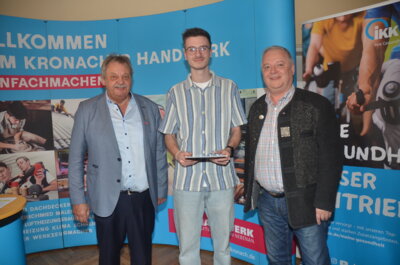 Feinwerkmechaniker Felix Schaller mit Chef und Obermeister Stefan Heyder (Werkzeugmacher-Innung Kronach)  (Bild vergr&ouml;&szlig;ern)