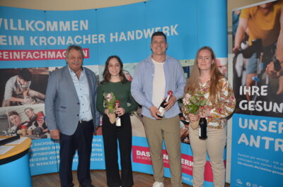 Schreinermeister/innen Cheyenne He&szlig;, Dominik Fiedler und Brit M&uuml;ller  (Bild vergr&ouml;&szlig;ern)