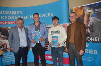 Anlagenmechaniker SHK Jonas Str&ouml;ber und Justin Buck mit Obermeister Ulrich O&szlig;mann (SHK-Innung Kronach)  (Bild vergr&ouml;&szlig;ern)