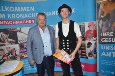 Obermeister Heinrich Schneider (Schreiner-Innung Kronach-Coburg)mit Schreiner Moritz Weyh  (Bild vergr&ouml;&szlig;ern)