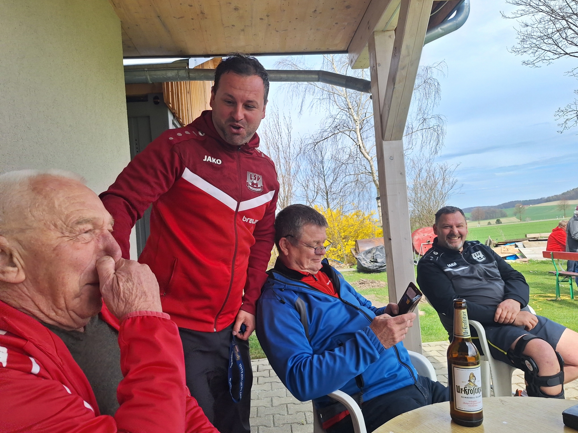 Bild: Unser Trainer mit Ehrenmitglied Lothar