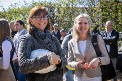 K&ouml;ln, Ehrenfeld, Fitzmauricestra&szlig;e 5, Richtfest f&uuml;r den Neubau Gesamtschule Fitzmauricestra&szlig;e in Holzhybrid-Bauweise, Technische Betriebsleiterin Petra Rinnenburger mit Schulleiterin Birgit Specht, 02.04.2025, Copyright: Geb&auml;udewirtschaft der Stadt K&ouml;ln, Martina Goyert  (Bild vergr&ouml;&szlig;ern)