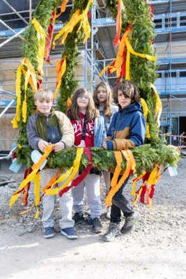 Jungen im Richtkranz  (Bild vergr&ouml;&szlig;ern)