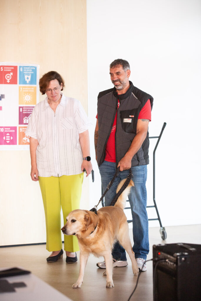 Bild: Ute (Sekretärin) + Ingo (Hausmeister) mit Bruno