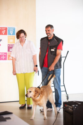 Ute (Sekret&auml;rin) + Ingo (Hausmeister) mit Bruno  (Bild vergr&ouml;&szlig;ern)