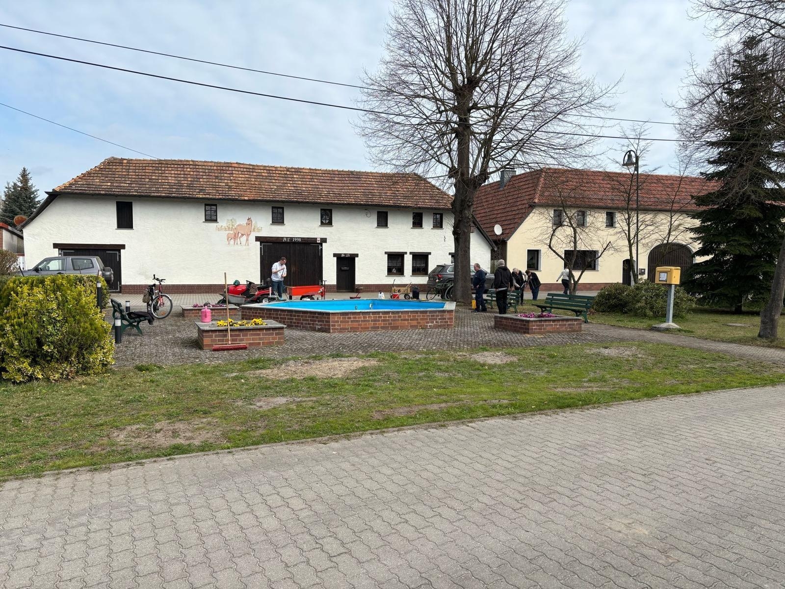 Bild: Woschkow Dorfanger mit Springbrunnen