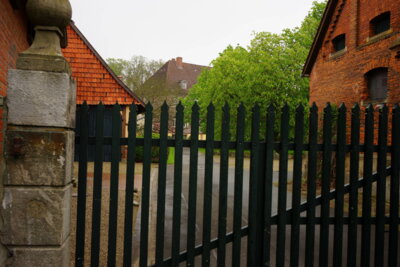 Geschlossen - Blick in den Hof  (Bild vergr&ouml;&szlig;ern)