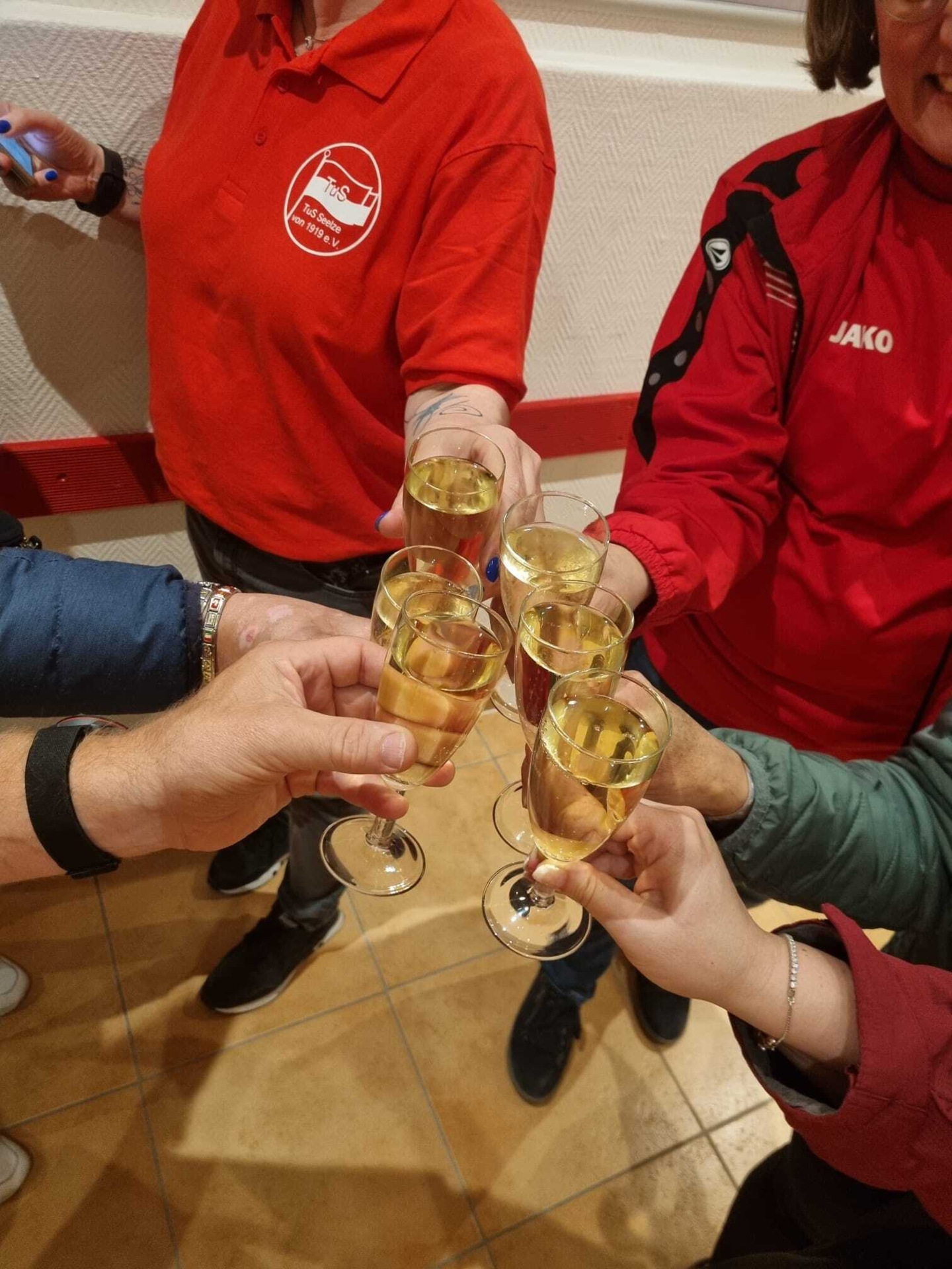 Bild : anstoßen mit Sekt