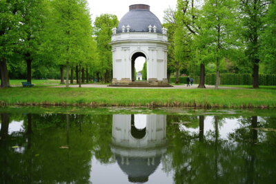 Tempel Remy de la Fosse II  - Durchblick auf Nr  I  (Bild vergr&ouml;&szlig;ern)