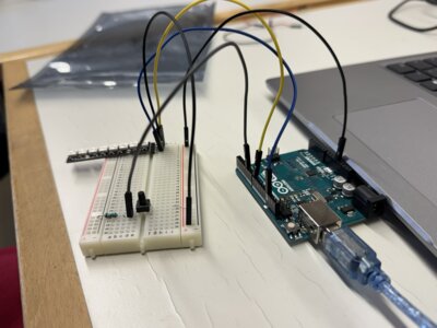 Mit einem Laptop verkabelte Platinen  (Bild vergr&ouml;&szlig;ern)