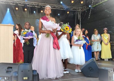 Bl&uuml;tenk&ouml;niging Joyce mit Bl&uuml;tenkindern Claude Zali Mouliom, Kayla Kommogne und Hannah Ziegeler 