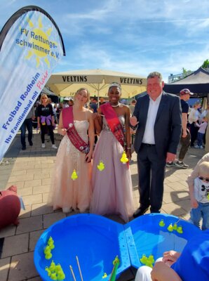 erfolgreiches Entenangeln der Hoheiten und des B&uuml;rgermeisters 