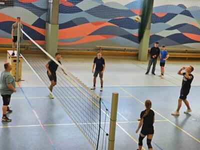 Foto des Albums: Das Volleyballspiel vom 08.04.2025 zwischen den Schülern der 10. Klasse und dem Lehrkörper der Regionalen Schule Waren West.