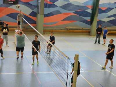 Foto des Albums: Das Volleyballspiel vom 08.04.2025 zwischen den Schülern der 10. Klasse und dem Lehrkörper der Regionalen Schule Waren West.