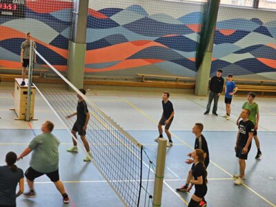 Foto des Albums: Das Volleyballspiel vom 08.04.2025 zwischen den Schülern der 10. Klasse und dem Lehrkörper der Regionalen Schule Waren West.