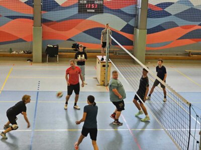 Foto des Albums: Das Volleyballspiel vom 08.04.2025 zwischen den Schülern der 10. Klasse und dem Lehrkörper der Regionalen Schule Waren West.