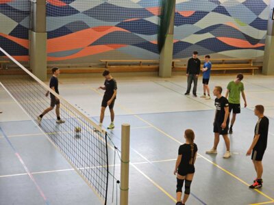 Foto des Albums: Das Volleyballspiel vom 08.04.2025 zwischen den Schülern der 10. Klasse und dem Lehrkörper der Regionalen Schule Waren West.