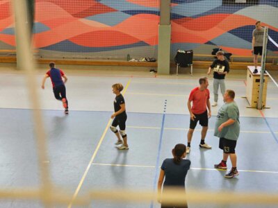 Foto des Albums: Das Volleyballspiel vom 08.04.2025 zwischen den Schülern der 10. Klasse und dem Lehrkörper der Regionalen Schule Waren West.