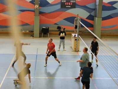 Foto des Albums: Das Volleyballspiel vom 08.04.2025 zwischen den Schülern der 10. Klasse und dem Lehrkörper der Regionalen Schule Waren West.