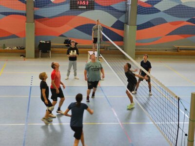 Foto des Albums: Das Volleyballspiel vom 08.04.2025 zwischen den Schülern der 10. Klasse und dem Lehrkörper der Regionalen Schule Waren West.