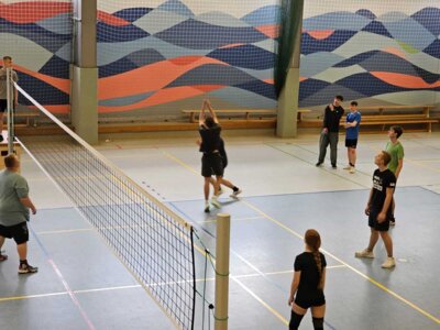 Foto des Albums: Das Volleyballspiel vom 08.04.2025 zwischen den Schülern der 10. Klasse und dem Lehrkörper der Regionalen Schule Waren West.
