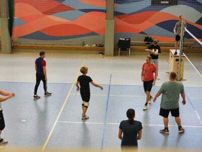 Foto des Albums: Das Volleyballspiel vom 08.04.2025 zwischen den Schülern der 10. Klasse und dem Lehrkörper der Regionalen Schule Waren West.