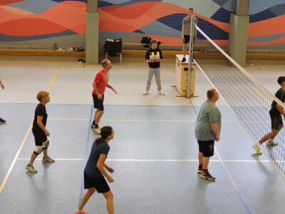 Foto des Albums: Das Volleyballspiel vom 08.04.2025 zwischen den Schülern der 10. Klasse und dem Lehrkörper der Regionalen Schule Waren West.