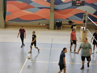 Foto des Albums: Das Volleyballspiel vom 08.04.2025 zwischen den Schülern der 10. Klasse und dem Lehrkörper der Regionalen Schule Waren West.