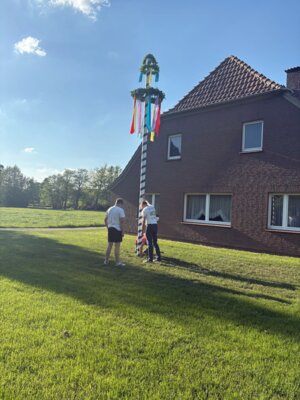 Fotoalbum Maibaum aufstellen am Heimathaus 2025