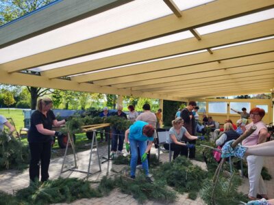 Foto des Albums: Girlande wickeln, Maibaum aufstellen und eine Linde pflanzen