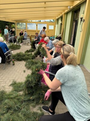 Foto des Albums: Girlande wickeln, Maibaum aufstellen und eine Linde pflanzen