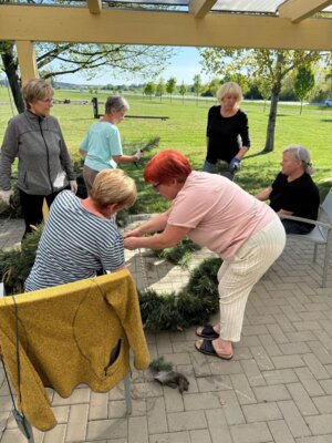 Foto des Albums: Girlande wickeln, Maibaum aufstellen und eine Linde pflanzen
