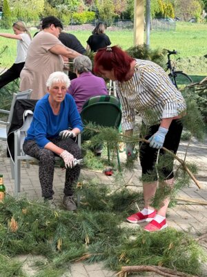 Foto des Albums: Girlande wickeln, Maibaum aufstellen und eine Linde pflanzen