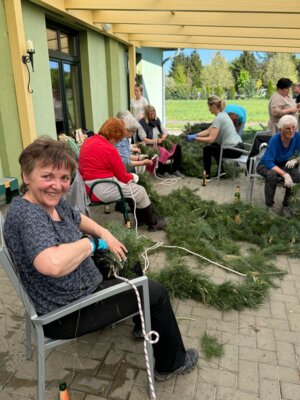 Foto des Albums: Girlande wickeln, Maibaum aufstellen und eine Linde pflanzen