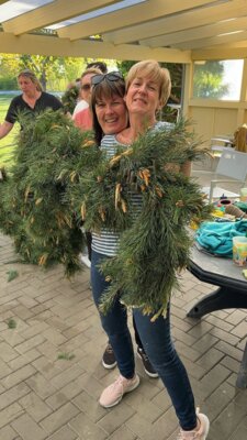 Foto des Albums: Girlande wickeln, Maibaum aufstellen und eine Linde pflanzen