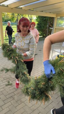 Foto des Albums: Girlande wickeln, Maibaum aufstellen und eine Linde pflanzen