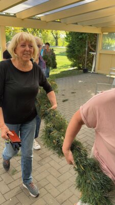 Foto des Albums: Girlande wickeln, Maibaum aufstellen und eine Linde pflanzen