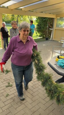 Foto des Albums: Girlande wickeln, Maibaum aufstellen und eine Linde pflanzen
