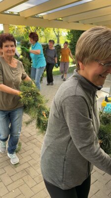 Foto des Albums: Girlande wickeln, Maibaum aufstellen und eine Linde pflanzen