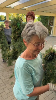 Foto des Albums: Girlande wickeln, Maibaum aufstellen und eine Linde pflanzen