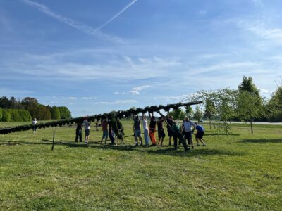 Foto des Albums: Girlande wickeln, Maibaum aufstellen und eine Linde pflanzen
